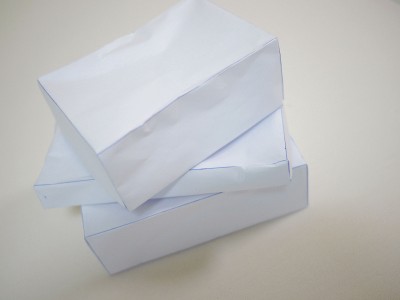 このように紙でお弁当箱の模型を作って袋の大きさを算出します。